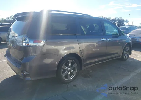 2018 Toyota Sienna Se 8 Passenger z USA, uszkodzony, nr VIN 5TDXZ3DC1JS942275